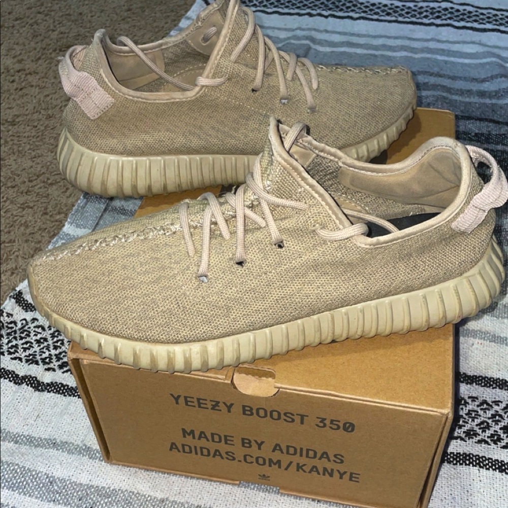 Mens Yeezy 350, size 12 but run bigger can fit 12.5